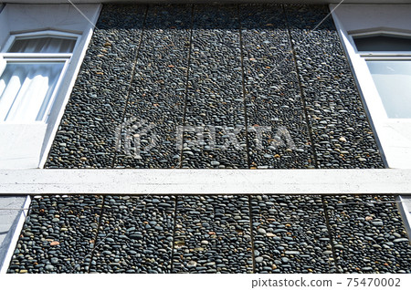 Wall texture decorated with blue pebbles, pebbles glued to the wall 75470002