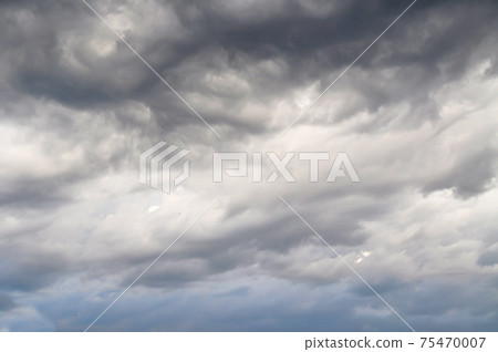 White and gray, gloomy clouds in sky 75470007