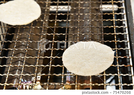 Rice crackers experience Rice crackers experience 75470208