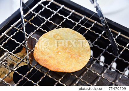 Rice crackers experience Rice crackers experience 75470209