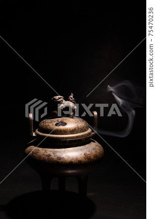 黑色背景香爐 75470236