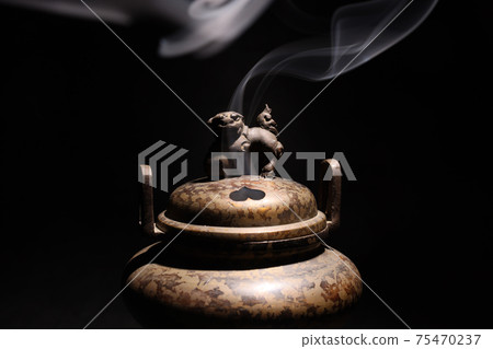 黑色背景香爐 黑色背景香爐 75470237