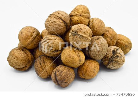 Healthy and nutritious beige brown walnut grains 75470650