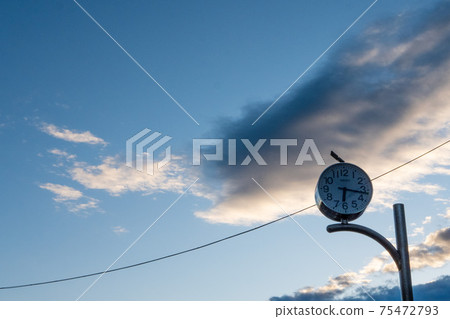 早上6點鐘和天空 早上6點鐘和天空 75472793
