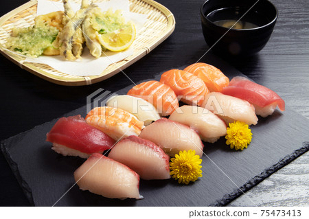  Hand-rolled sushi  75473413