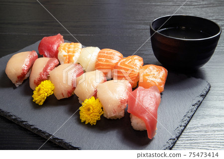  Hand-rolled sushi  75473414