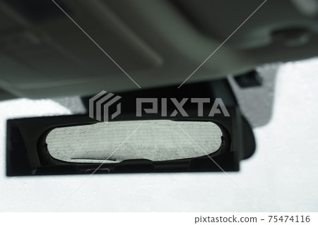 多雲的車內後視鏡中的後窗 75474116