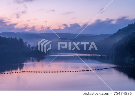 Scenery before dawn in Sanru Dam, Shimokawa Town Scenery before dawn in Sanru Dam, Shimokawa Town 75474886