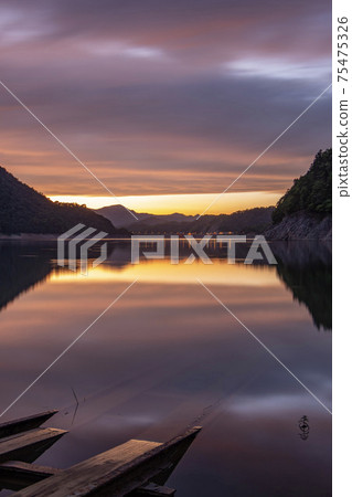秋天的Shibetsu市岩內湖的夜景 75475326