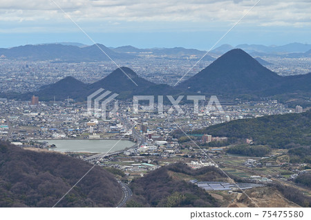 四國香川縣贊岐平原的飯糰山的三個兄弟 四國香川縣贊岐平原的飯糰山的三個兄弟 75475580