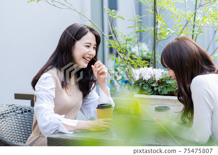一個在咖啡館喝茶的女人 75475807