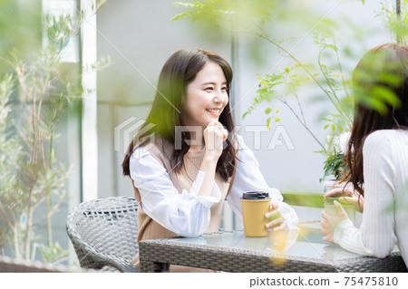 一個在咖啡館喝茶的女人 75475810