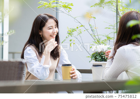 A woman who makes a tea at a cafe A woman who makes a tea at a cafe 75475812