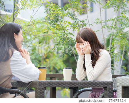 一個在咖啡館喝茶的女人 一個在咖啡館喝茶的女人 75475814