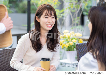 一個在咖啡館喝茶的女人 75475826