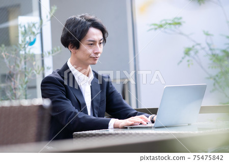 在咖啡廳工作的商人 75475842