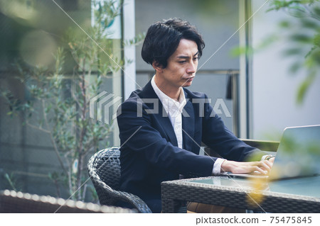 在咖啡廳工作的商人 75475845