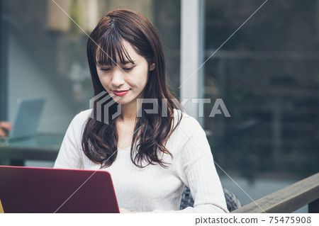 在咖啡廳工作的商人 在咖啡廳工作的商人 75475908