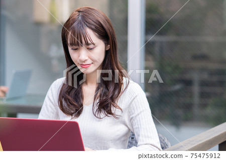 在咖啡廳工作的商人 在咖啡廳工作的商人 75475912