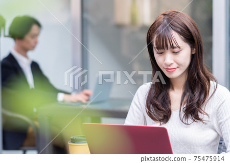 在咖啡廳工作的商人 在咖啡廳工作的商人 75475914