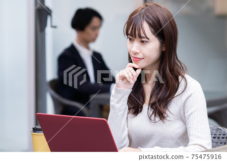 在咖啡廳工作的商人 75475916