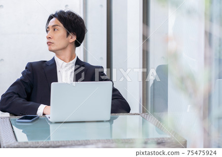 在咖啡廳工作的商人 75475924