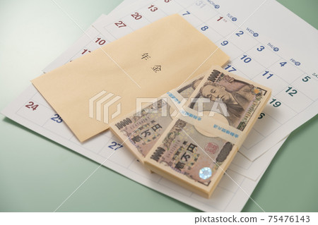 Envelope and cash to put pension Envelope and cash to put pension 75476143