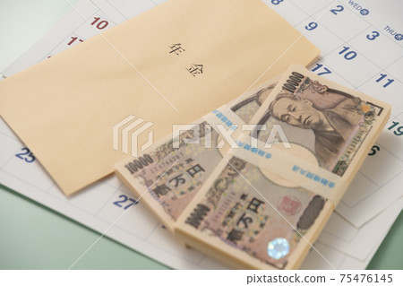 信封和現金存放養老金 75476145