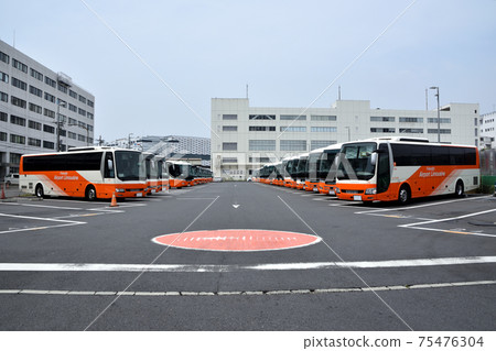 車庫裡排著機場豪華大巴 75476304