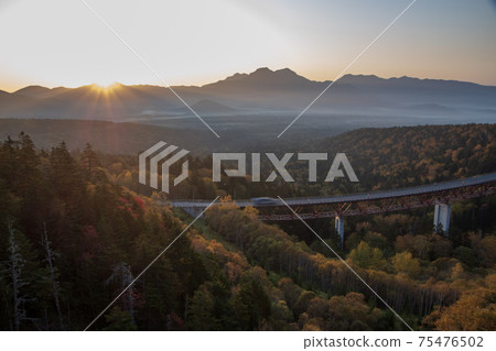 Autumn scenery of the sunrise at Mikuni Pass in Kamishihoro Town Autumn scenery of the sunrise at Mikuni Pass in Kamishihoro Town 75476502
