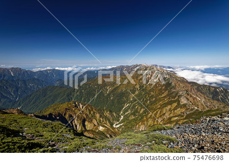 從鹿島屋立岳南峰看秋天的五棱岳和白沼山 75476698