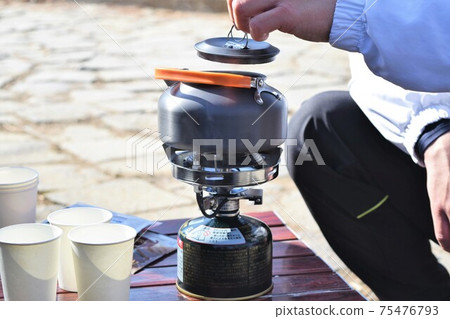 我把水壺放在氣瓶上,燒開水。 我把水壺放在氣瓶上,燒開水。 75476793