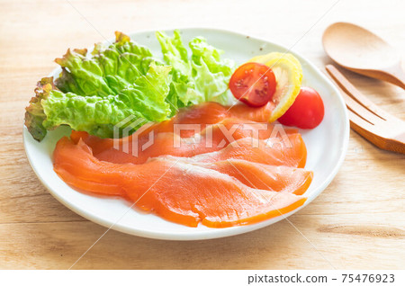 smoked salmon 75476923
