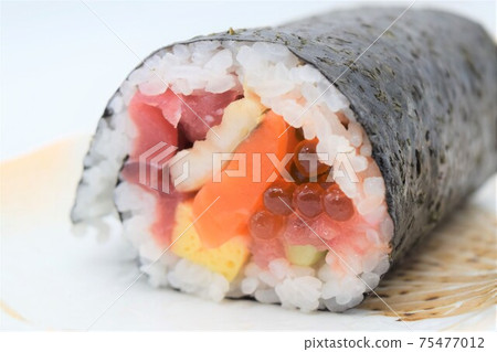 Delicious sushi rolls with lots of ingredients 75477012