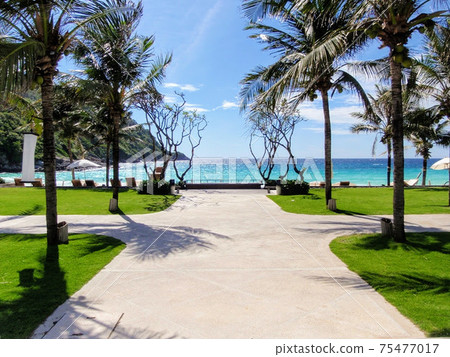 路和海在泰國拉差島上海灘前 75477017