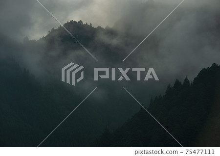 山脊上空有一團烏雲。太陽躲起來了，是暴風雨的跡象嗎？ 75477111