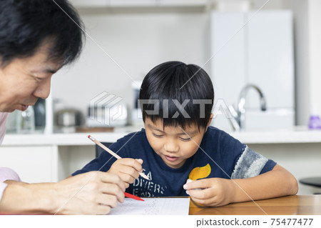 Elementary school students studying in the living room　 75477477