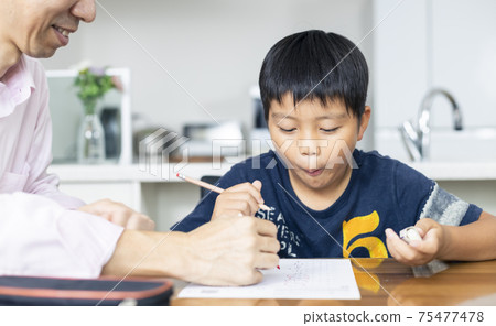 Elementary school students studying in the living room　 75477478