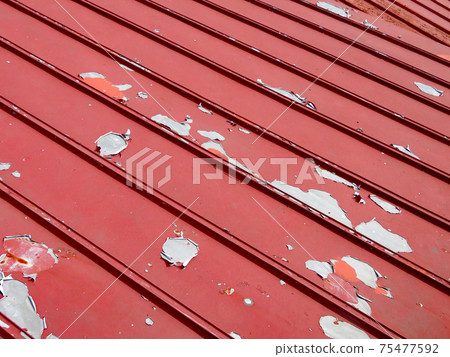 Red tin roof with peeled paint 75477592