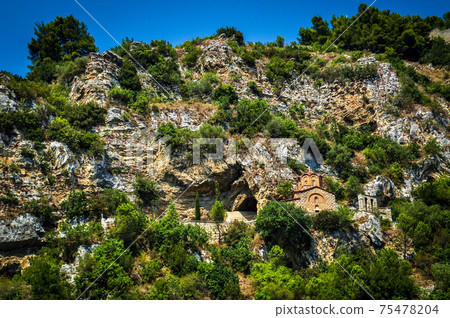 培拉特，阿爾巴尼亞的山脈和教堂 75478204