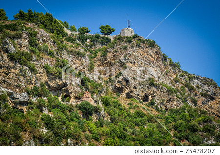 培拉特,阿爾巴尼亞的山脈和教堂 培拉特,阿爾巴尼亞的山脈和教堂 75478207