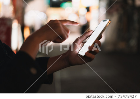 將智能手機放在路上 將智能手機放在路上 75478427