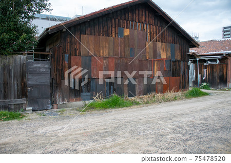 Atmospheric vintage cityscape 75478520