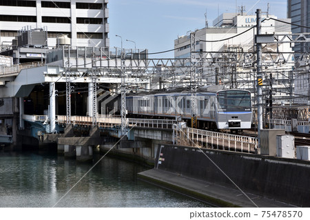Yokohama Station on the Sotetsu Main Line 75478570