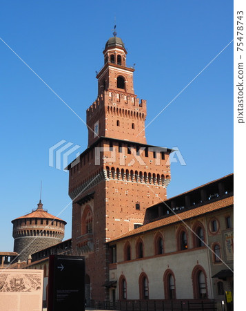米蘭斯福爾扎城堡和藍藍的天空 75478743