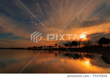 日落反射 75478936