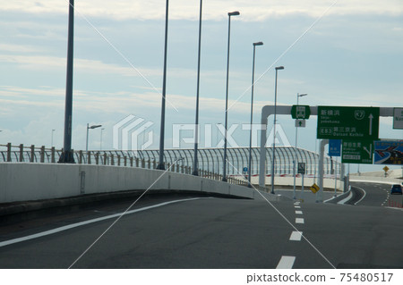 Expressway toward Yokohama 75480517