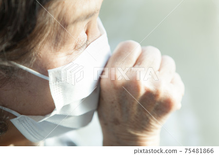 Elderly people wearing masks are looking out 75481866