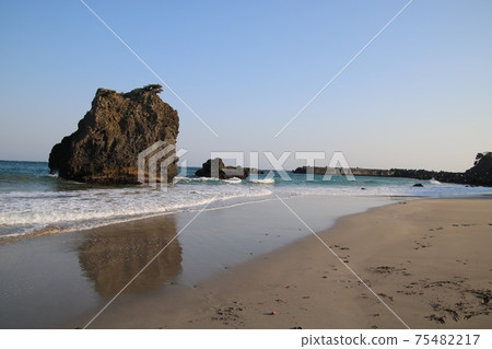 藍天和落磯山脈在海灘上 藍天和落磯山脈在海灘上 75482217