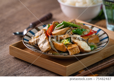 豆干 豆乾 豆腐 辣椒 青辣椒 小魚乾 Dried tofu and fish 干し豆腐 75482487